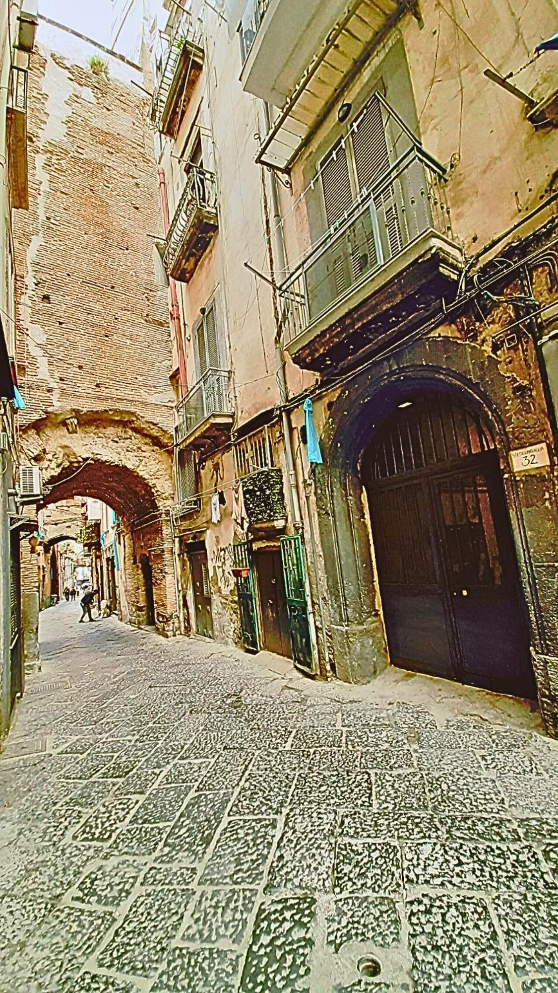 La Stanza Di Daria - Un Nido Silenzioso Nel Cuore Del Centro Storico Naples Luaran gambar